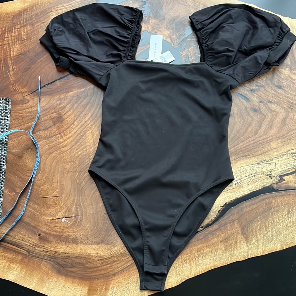 NWT TOPSHOP short sleeves bodysuit, size 6